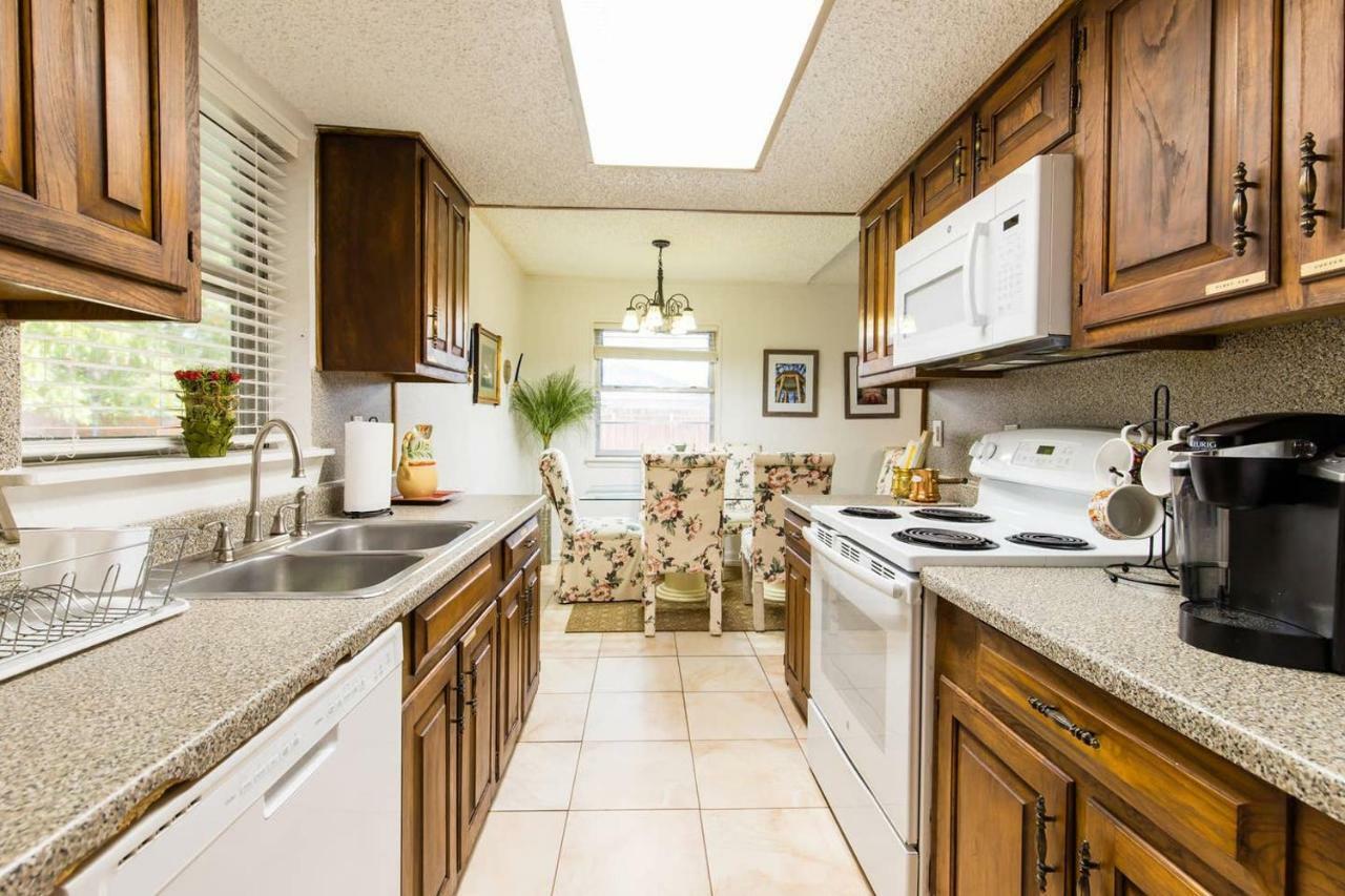 Oasis Near Dfw Airport With Mediterranean Setting Irving Exteriör bild